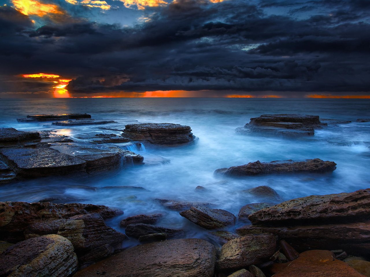 Обои скалы, камни, берег, тучи, пляж, рассвет, океан, rocks, stones, shore, clouds, beach, dawn, the ocean разрешение 2048x1365 Загрузить