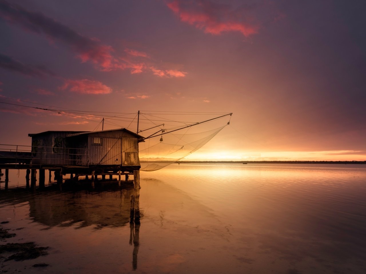 Обои озеро, рассвет, сеть, рыбацкая хижина, lake, dawn, network, fishing hut разрешение 2048x1285 Загрузить