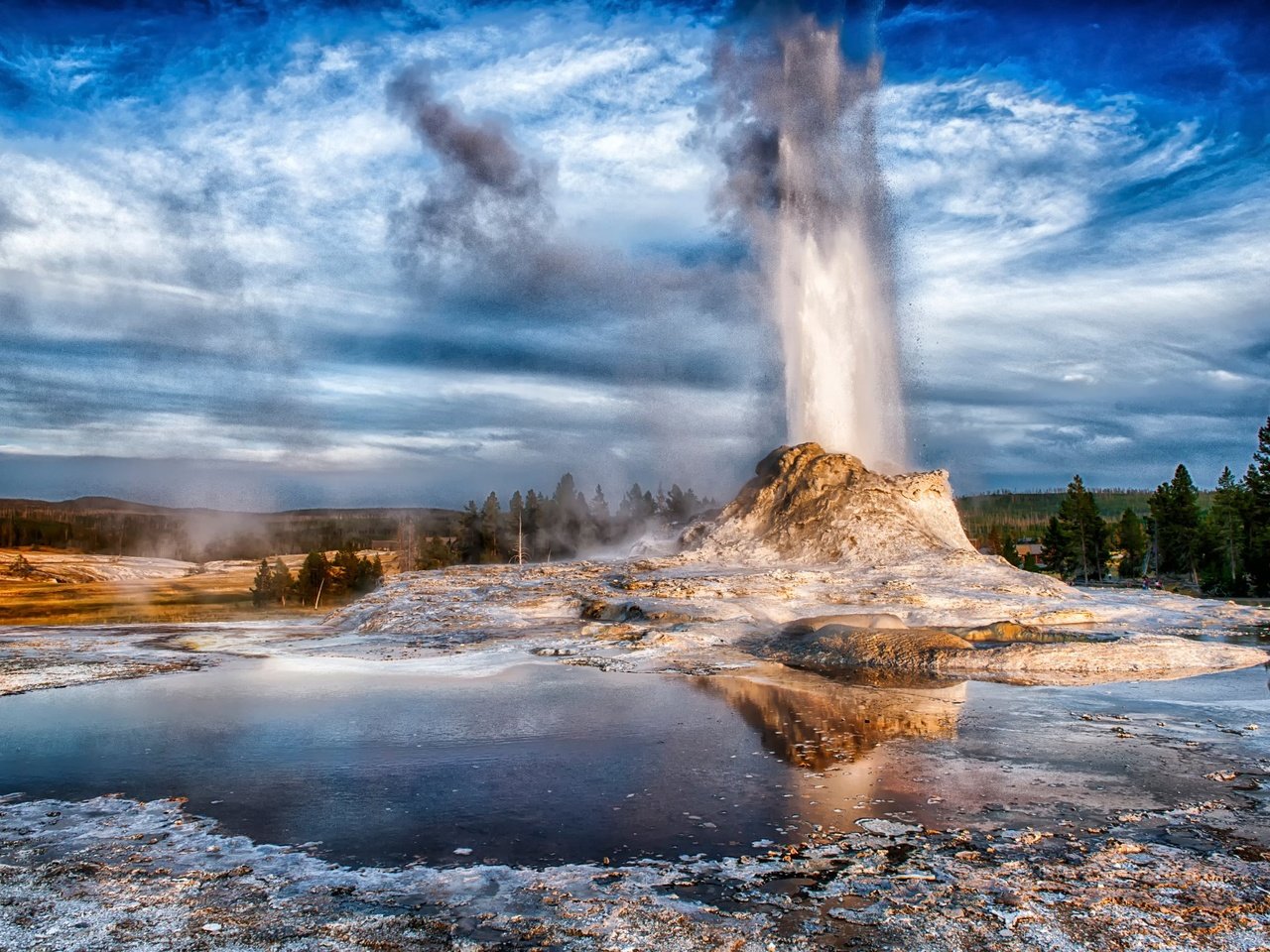 Обои небо, вайоминг, облака, йеллоустон, деревья, гейзер, вода, castle geyser, отражение, пейзаж, йеллоустонский национальный парк, сша, the sky, wyoming, clouds, yellowstone, trees, geyser, water, reflection, landscape, yellowstone national park, usa разрешение 2048x1366 Загрузить