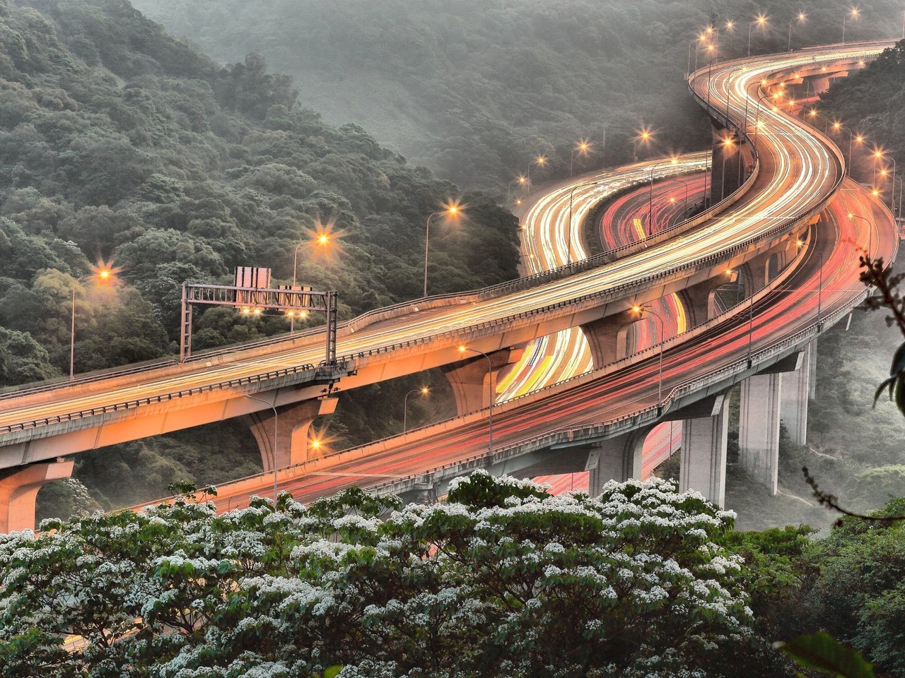 Обои свет, дорога, огни, весна, тайвань, выдержка, хайвей, david chen, light, road, lights, spring, taiwan, excerpt, highway разрешение 2048x1365 Загрузить