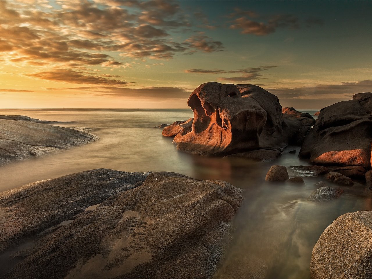 Обои небо, облака, вечер, скалы, камни, море, отлив, the sky, clouds, the evening, rocks, stones, sea, tide разрешение 2048x1366 Загрузить