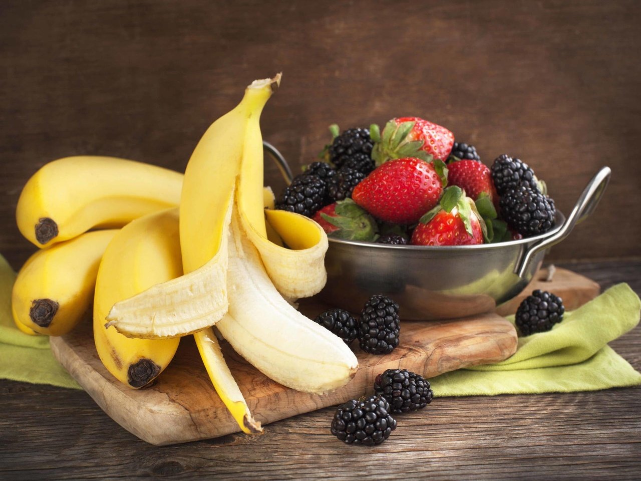 Обои фрукты, клубника, ягоды, бананы, натюрморт, ежевика, fruit, strawberry, berries, bananas, still life, blackberry разрешение 2048x1436 Загрузить