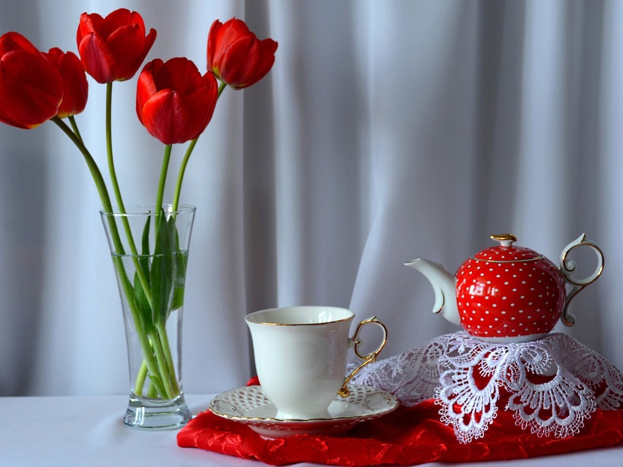 Обои цветы, кружка, тюльпаны, ваза, чай, чайник, натюрморт, flowers, mug, tulips, vase, tea, kettle, still life разрешение 1920x1200 Загрузить