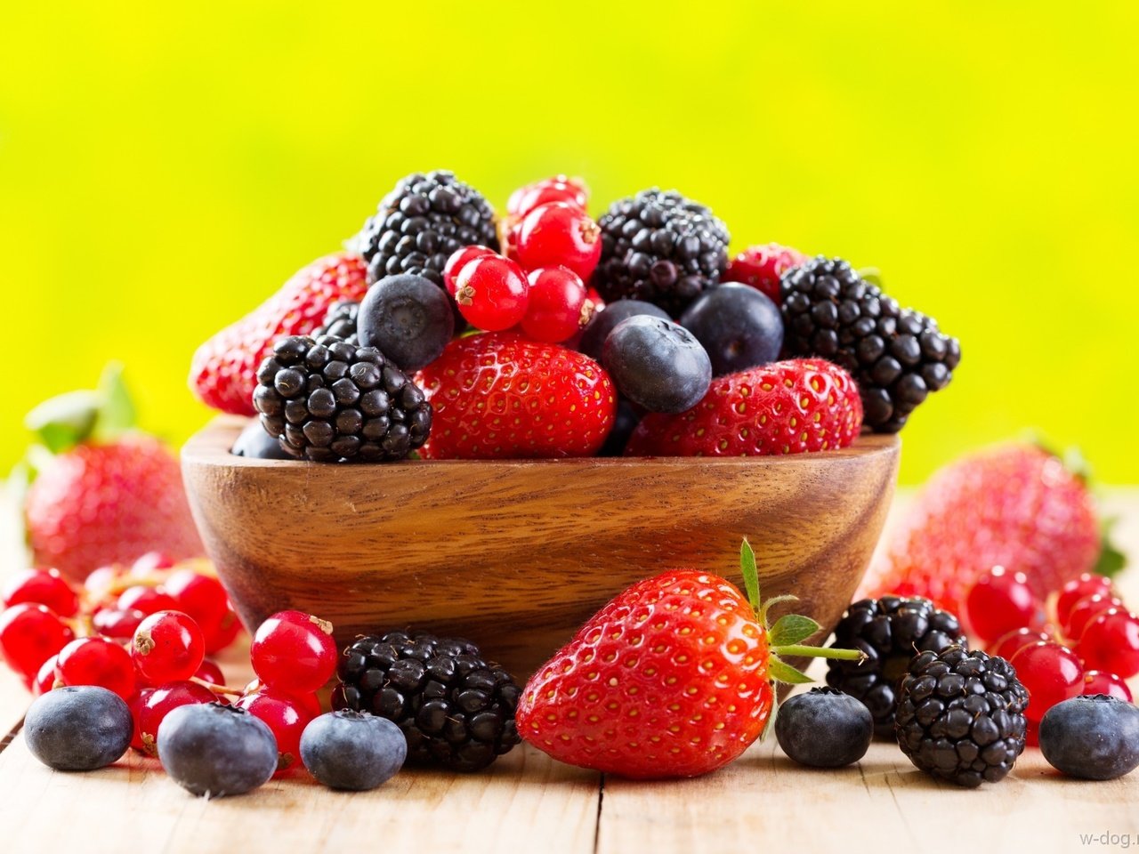 Обои фон, клубника, ягоды, чашка, черника, ежевика, смородина, background, strawberry, berries, cup, blueberries, blackberry, currants разрешение 1920x1351 Загрузить