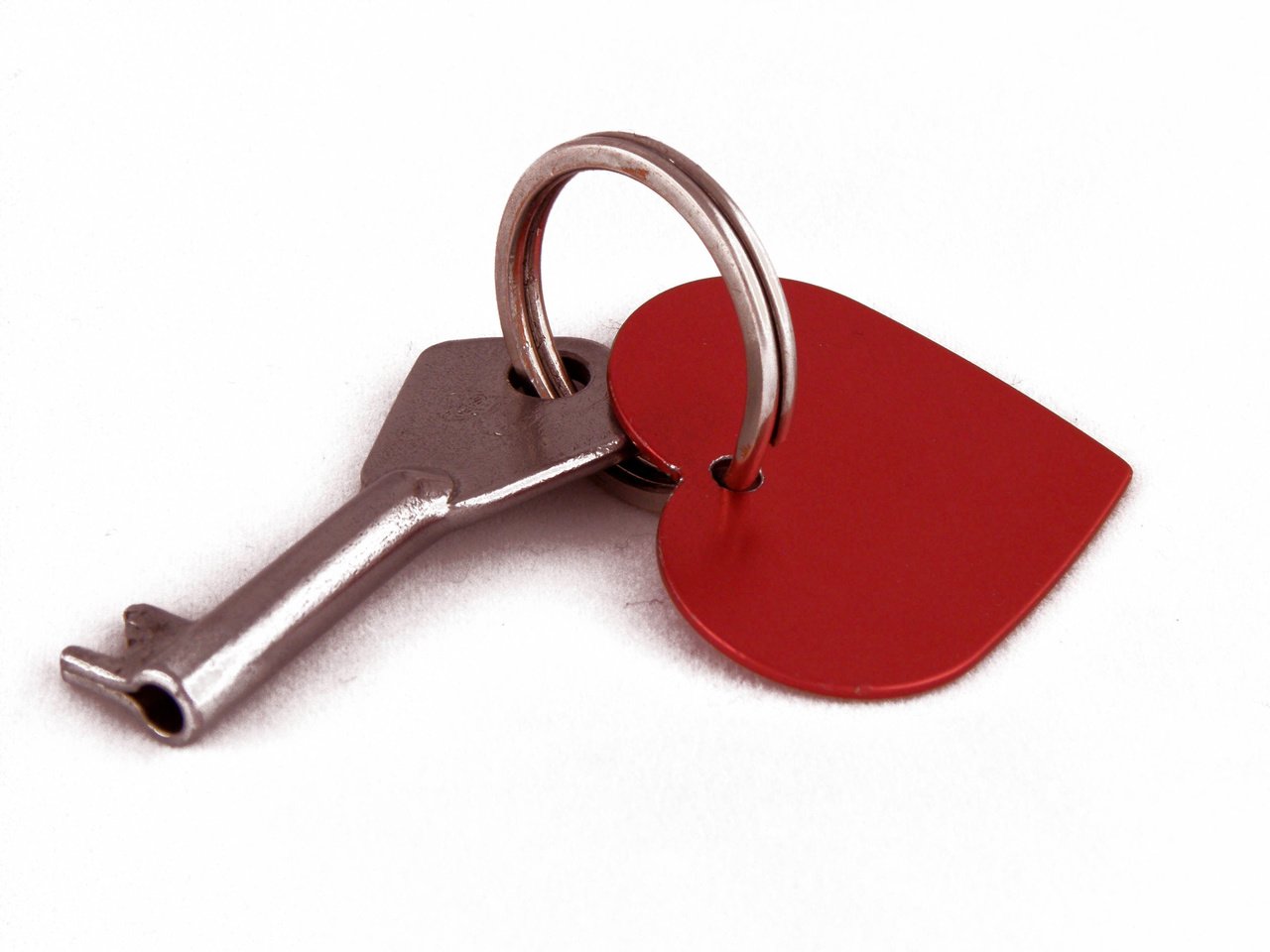 Обои сердечко, ключ, сердце, белый фон, красное, heart, key, white background, red разрешение 3072x2304 Загрузить