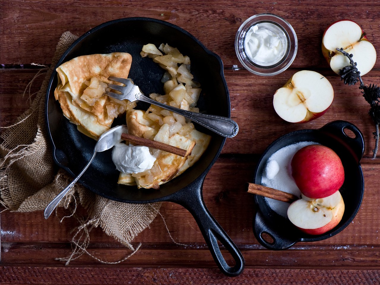 Обои корица, фрукты, яблоки, выпечка, блинчики, блины, сметана, cinnamon, fruit, apples, cakes, pancakes, sour cream разрешение 2000x1348 Загрузить