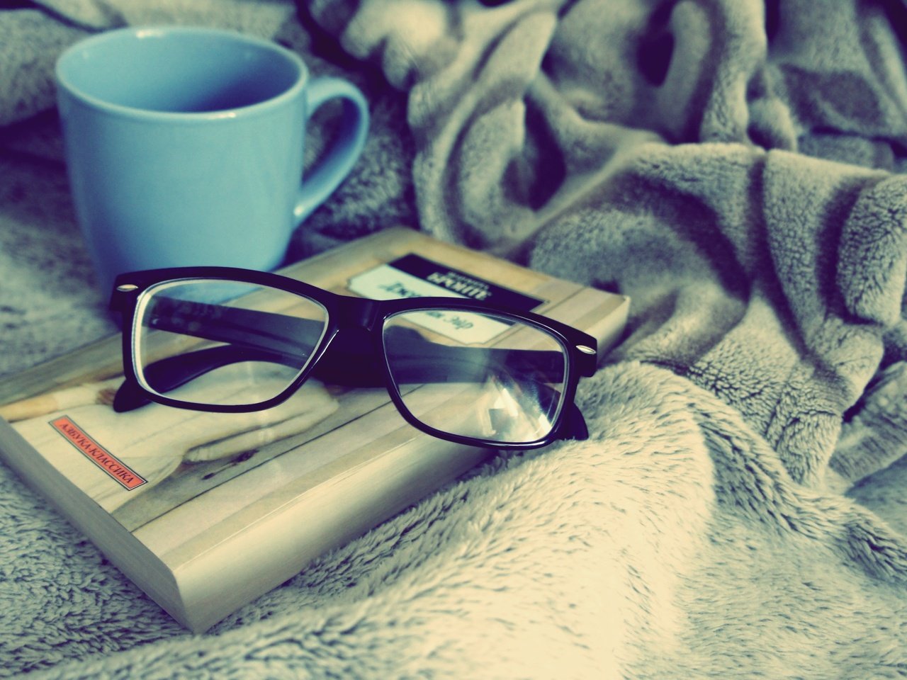 Обои очки, чашка, книга, голубая, уют, glasses, cup, book, blue, comfort разрешение 4592x2576 Загрузить