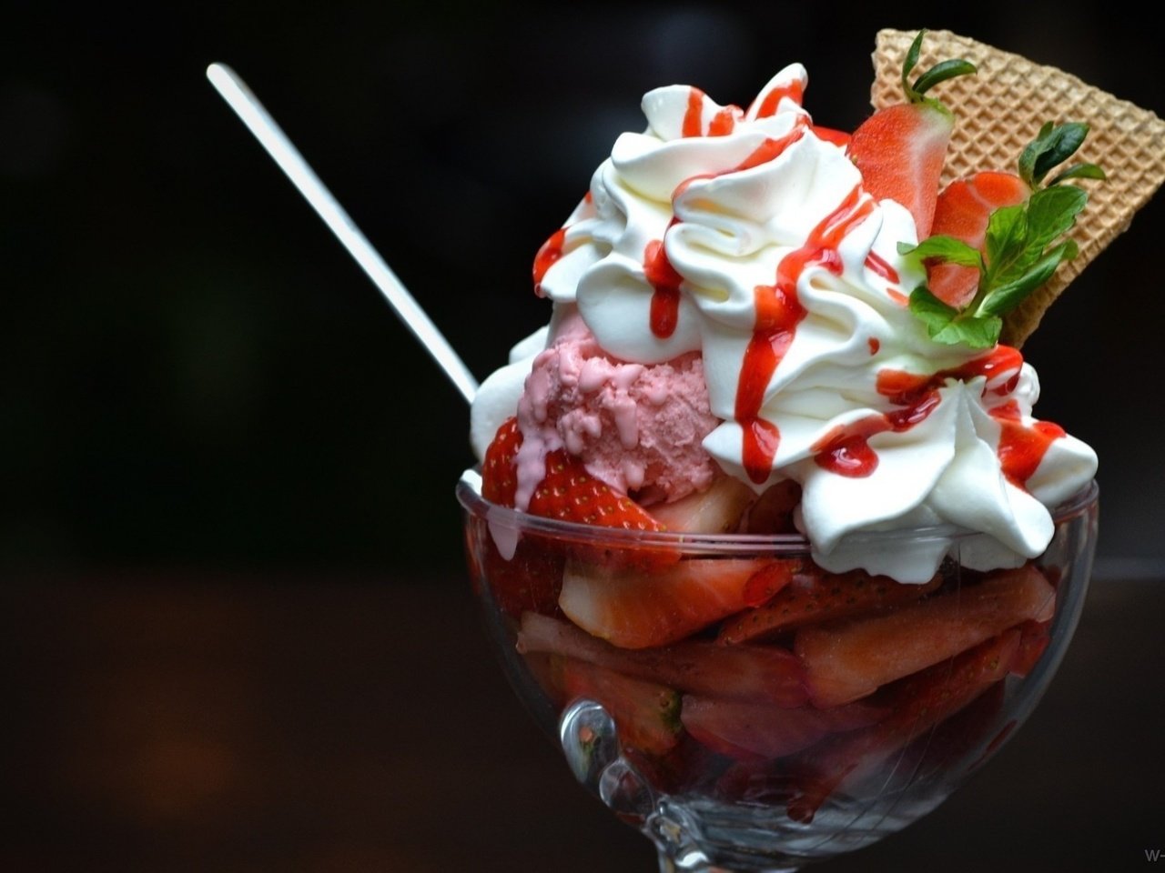 Обои мороженое, клубника, ягоды, сладкое, десерт, пломбир, вафли, ice cream, strawberry, berries, sweet, dessert, sundae, waffles разрешение 1920x1251 Загрузить