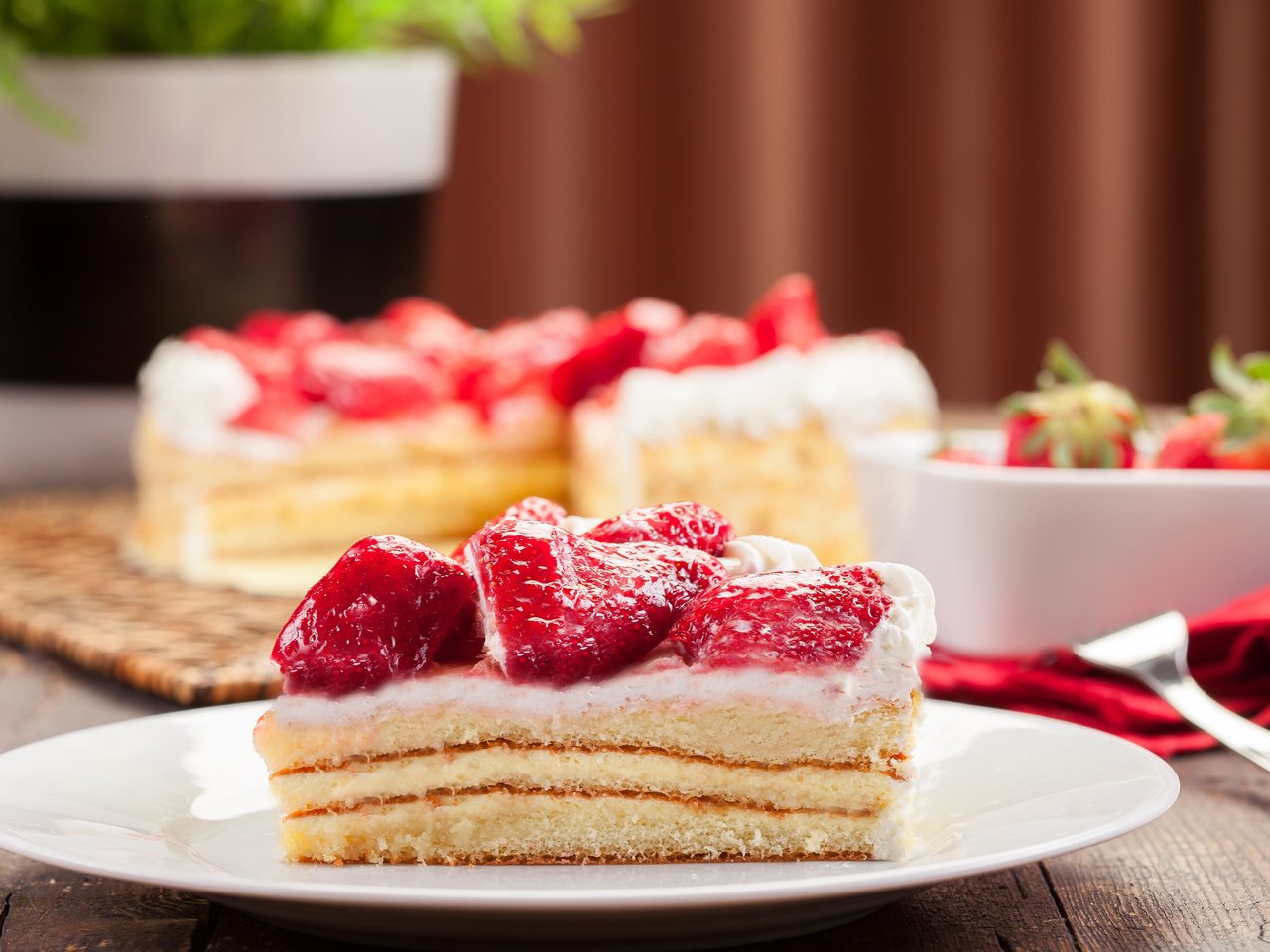 Обои крем для торта, клубника, ягоды, сливки, торт, пирожное, кусочек, cream cake, strawberry, berries, cream, cake, piece разрешение 2560x1600 Загрузить