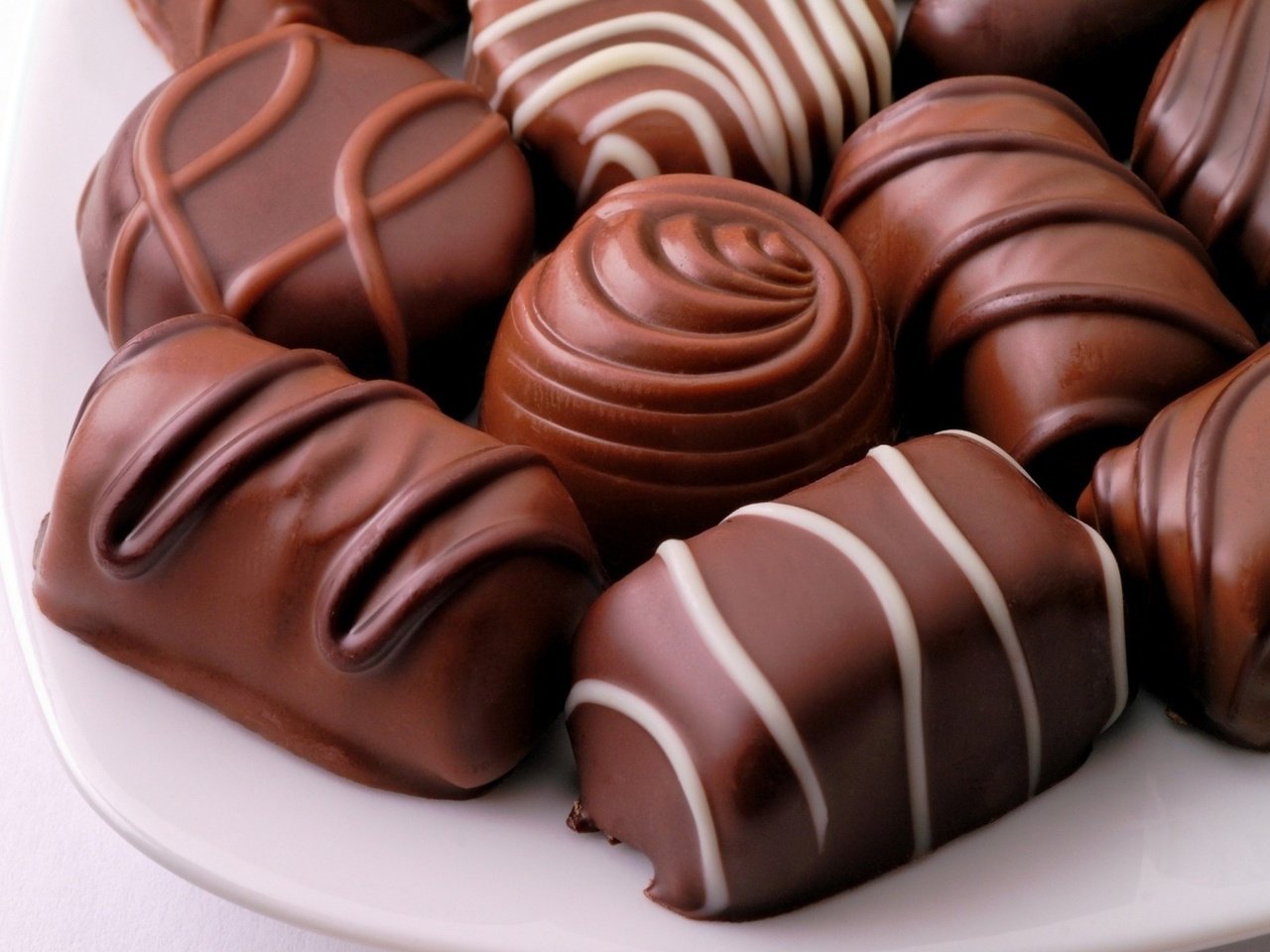 Обои конфеты, шоколад, тарелка, шоколадные конфеты, candy, chocolate, plate, chocolates разрешение 1920x1200 Загрузить