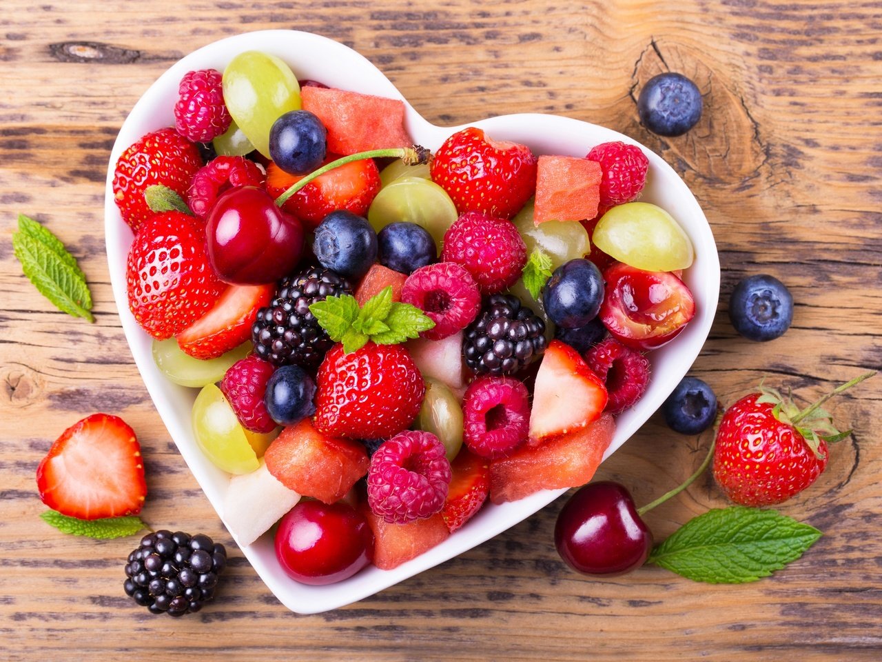 Обои фон, смородины, виноград, ежевики, малина, клубника, ягоды, вишня, черника, вишни, ежевика, blackberry, background, currant, grapes, raspberry, strawberry, berries, cherry, blueberries разрешение 2880x1920 Загрузить