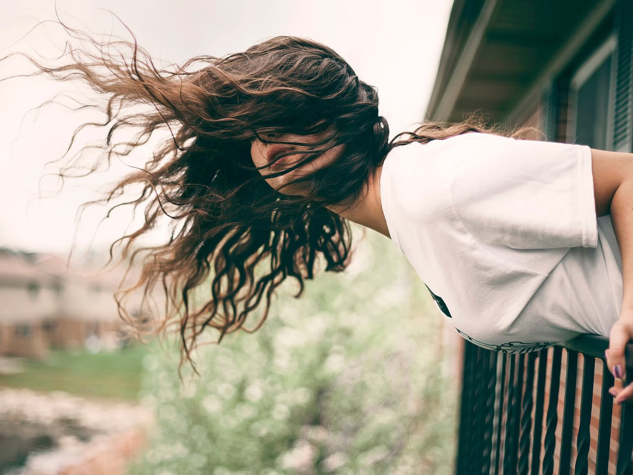 Обои девушка, модель, волосы, балкон, ветер, наклон, шатенка, girl, model, hair, balcony, the wind, tilt, brown hair разрешение 1920x1200 Загрузить