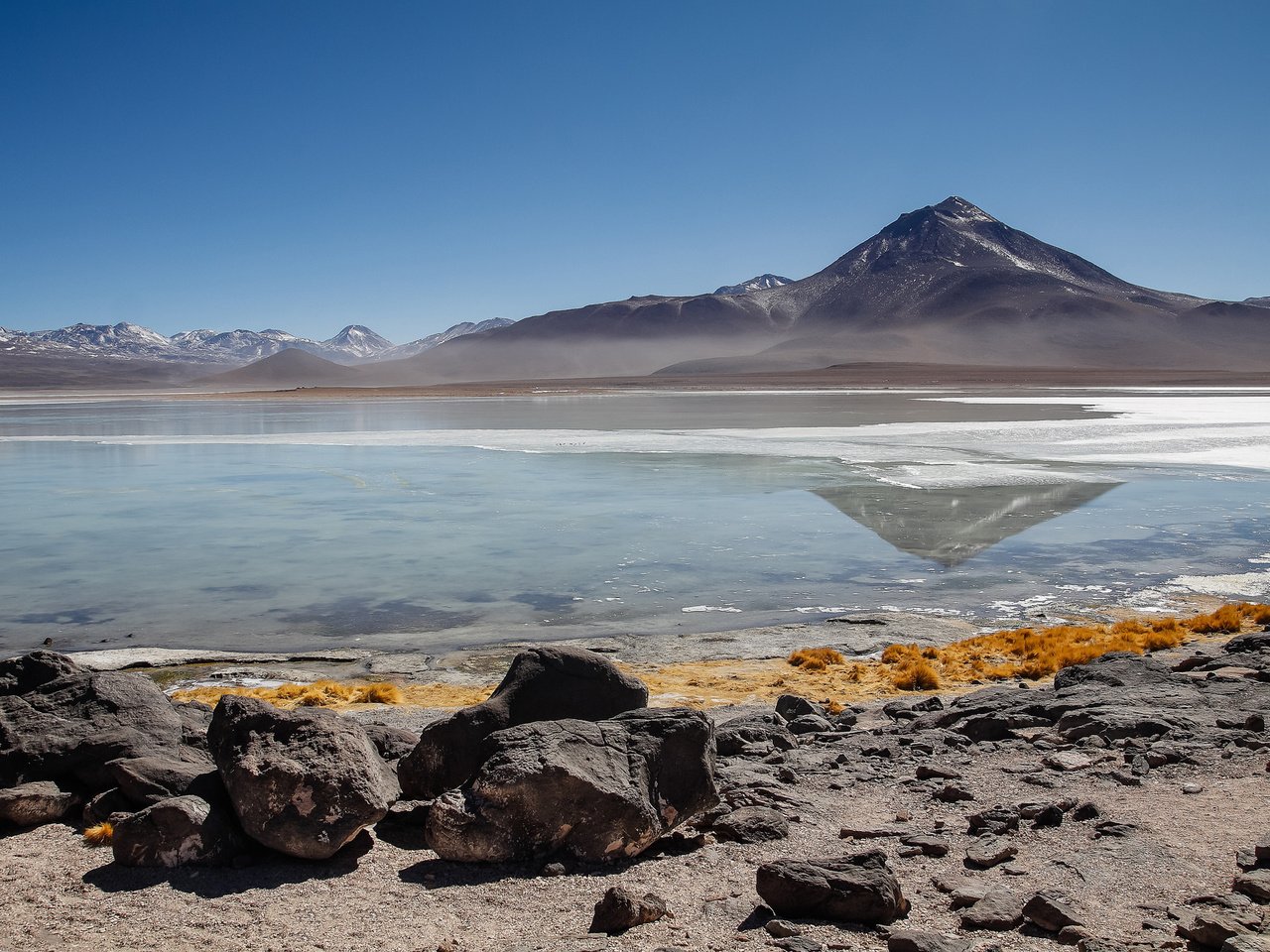 Обои небо, озеро, горы, камни, берег, боливия, the sky, lake, mountains, stones, shore, bolivia разрешение 2048x1365 Загрузить