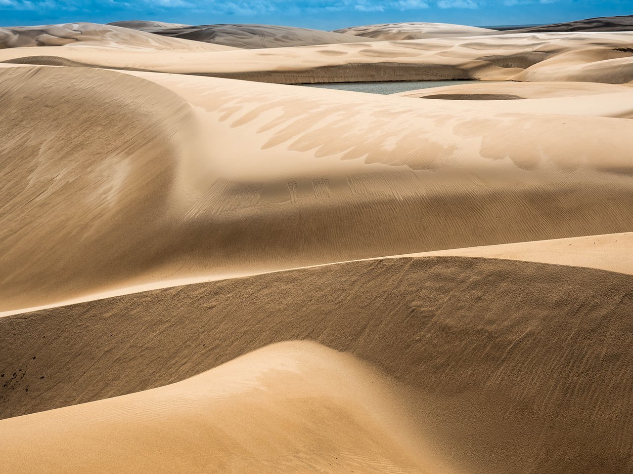 Обои небо, природа, макро, песок, пустыня, дюны, the sky, nature, macro, sand, desert, dunes разрешение 2048x1152 Загрузить