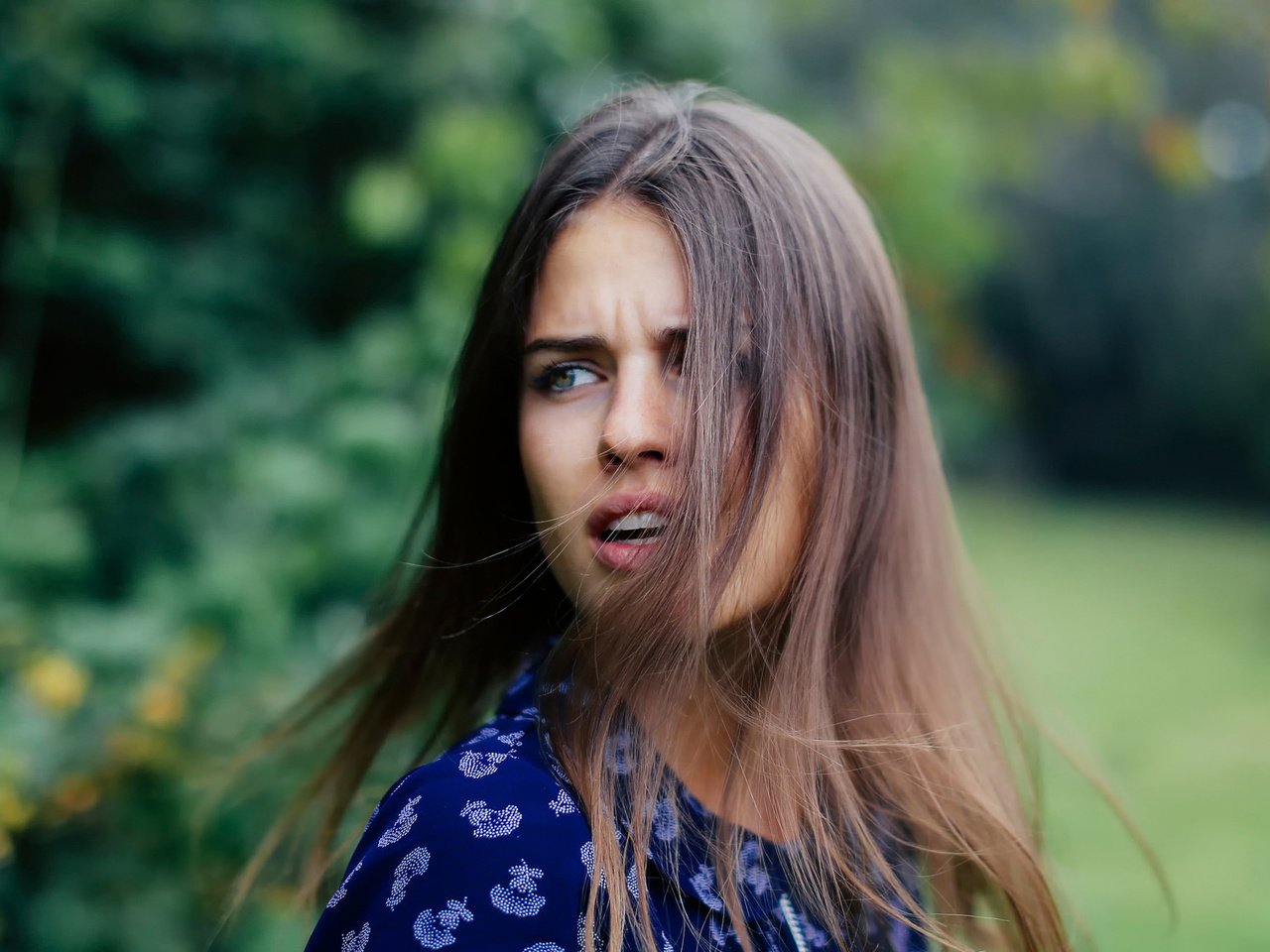 Обои девушка, портрет, волосы, лицо, эмоции, шатенка, боке, girl, portrait, hair, face, emotions, brown hair, bokeh разрешение 2048x1136 Загрузить