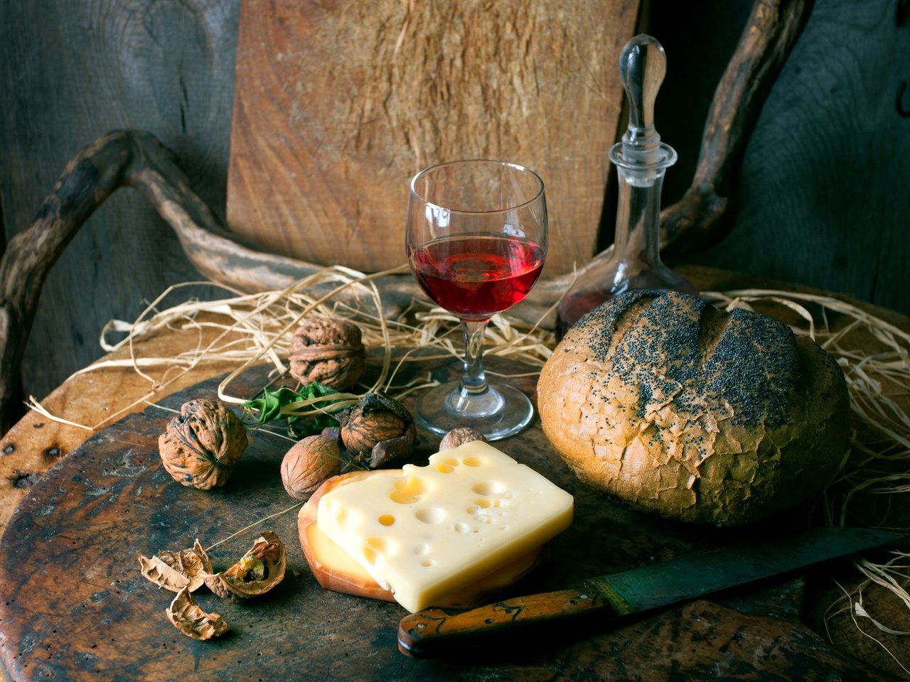 Обои орехи, графин, стол, бокал, сыр, хлеб, вино, нож, красное, nuts, decanter, table, glass, cheese, bread, wine, knife, red разрешение 3543x2489 Загрузить