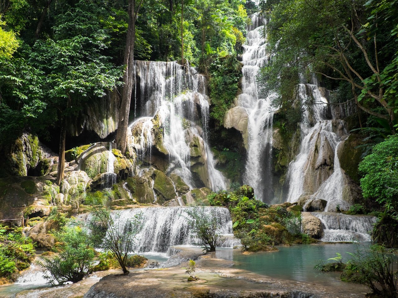 Обои деревья, скалы, природа, лес, водопад, лаос, kuang si waterfall, trees, rocks, nature, forest, waterfall, laos разрешение 2880x1920 Загрузить