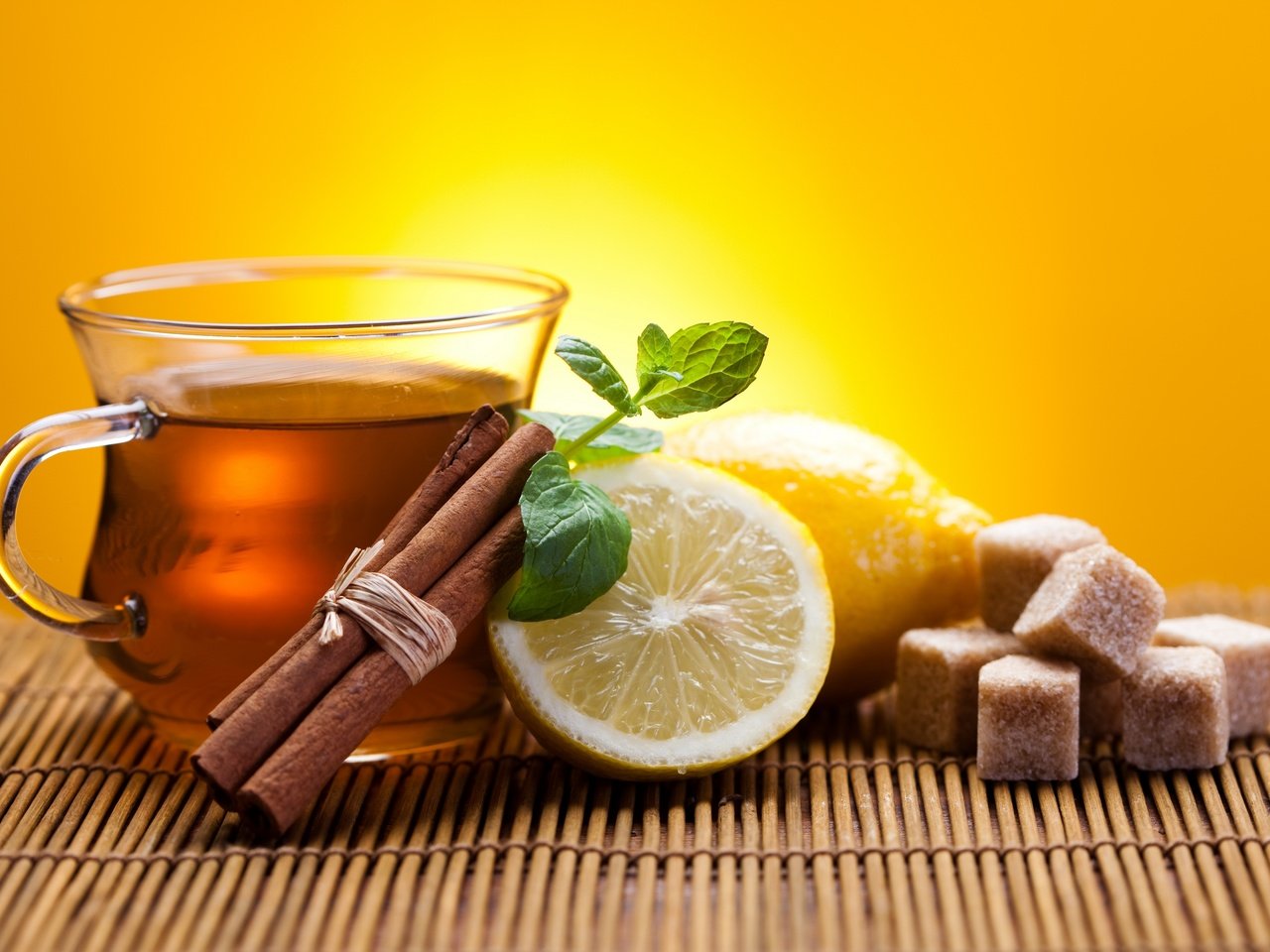 Обои корица, лимон, чашка, чай, сахар, палочки, циновка, cinnamon, lemon, cup, tea, sugar, sticks, mat разрешение 2880x1920 Загрузить