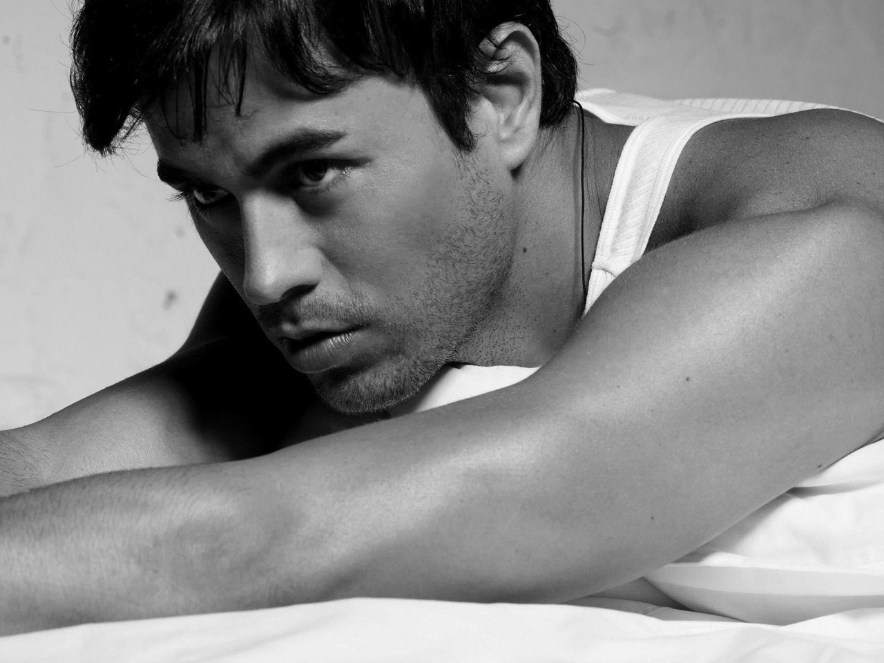 Обои певец, энрике иглесиас, singer, enrique iglesias разрешение 2880x1800 Загрузить