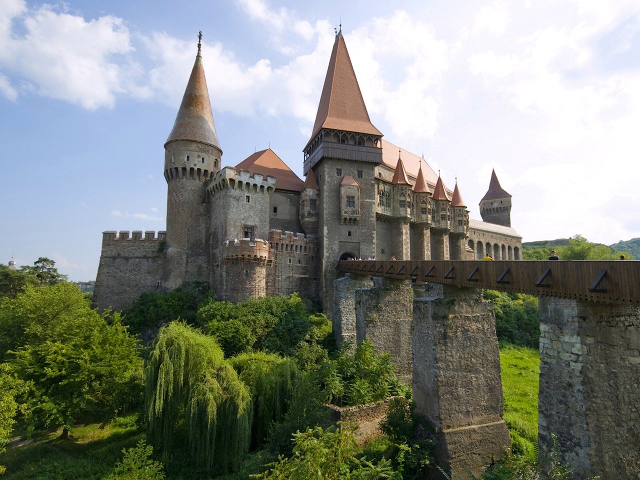 Обои небо, замок корвинов, облака, хуньяди, деревья, corvin castle, река, мост, замок, крепость, трансильвания, the sky, the corvin castle, clouds, hunyadi, trees, river, bridge, castle, fortress, transylvania разрешение 2560x1600 Загрузить