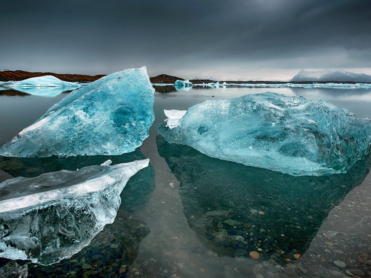 Обои небо, берег, море, горизонт, лёд, исландия, глыба, the sky, shore, sea, horizon, ice, iceland, lump разрешение 2048x1365 Загрузить