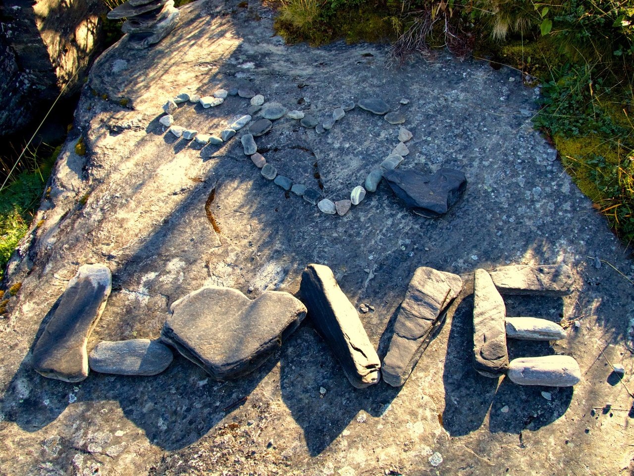 Обои камни, слова, сердце, любовь, сердечки, слово, влюбленная, stones, words, heart, love, hearts, the word разрешение 3840x2160 Загрузить