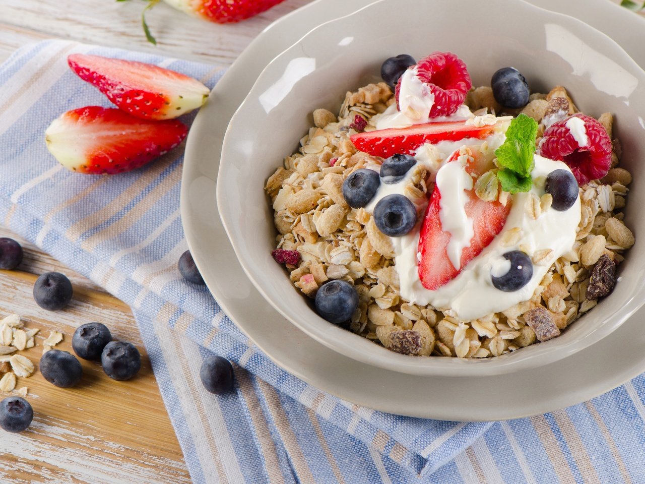 Обои клубника, черника, завтрак, мюсли, здоровые, завтрак каши, strawberry, blueberries, breakfast, muesli, healthy, breakfast cereal разрешение 4500x2981 Загрузить