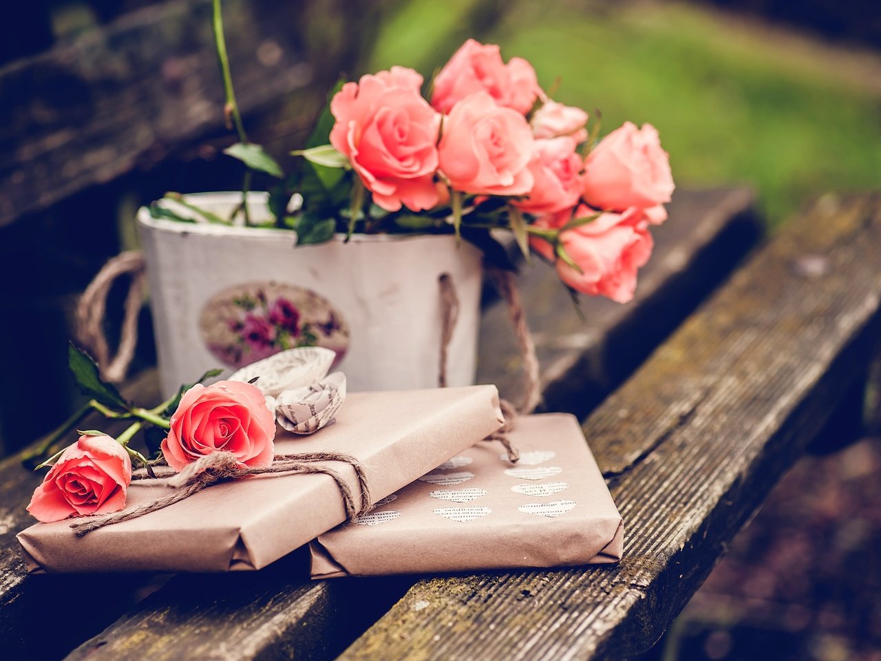 Обои цветы, розы, скамейка, подарок, flowers, roses, bench, gift разрешение 3730x2482 Загрузить