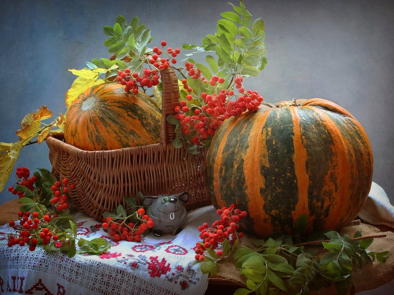 Обои осень, овощи, тыква, натюрморт, рябина, мышонок, фигурка, autumn, vegetables, pumpkin, still life, rowan, mouse, figure разрешение 2000x1320 Загрузить