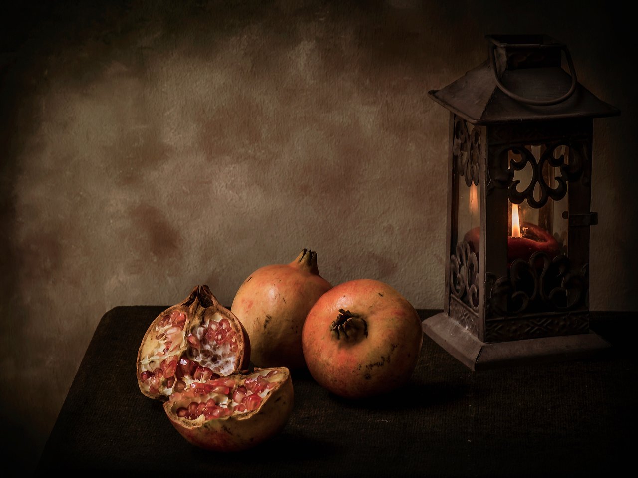 Обои пламя, плод, свеча, светильник, натюрморт, гранат, flame, the fruit, candle, lamp, still life, garnet разрешение 2880x2010 Загрузить