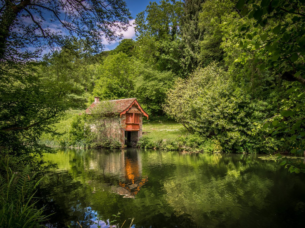 Обои деревья, река, отражение, англия, домик, котсуолдс, trees, river, reflection, england, house, the cotswolds разрешение 2048x1365 Загрузить