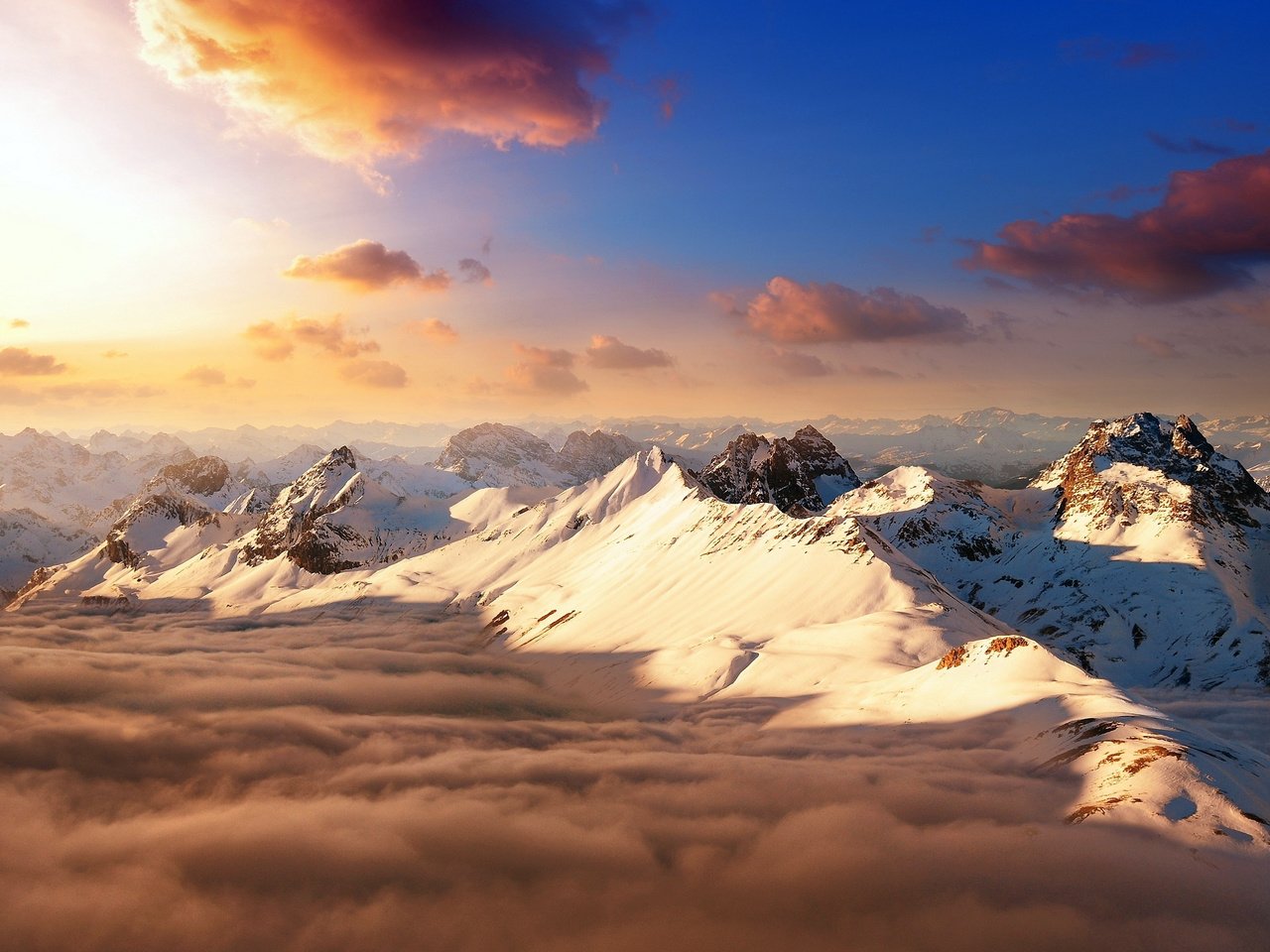 Обои небо, облака, горы, снежные вершины, the sky, clouds, mountains, snowy peaks разрешение 2560x1600 Загрузить