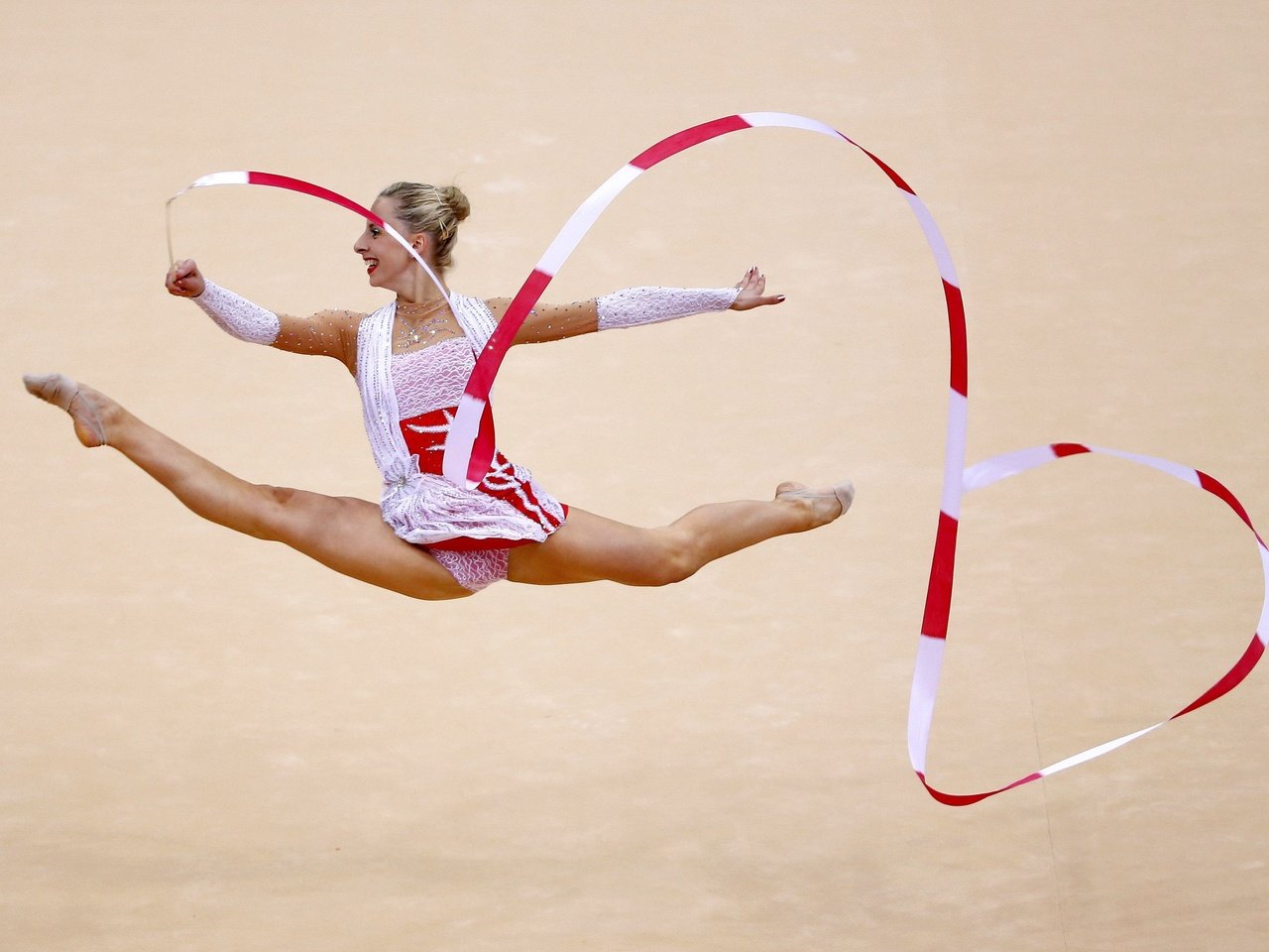 Обои девушка, спорт, гимнастика, упражнения, girl, sport, gymnastics, exercises разрешение 3505x2405 Загрузить