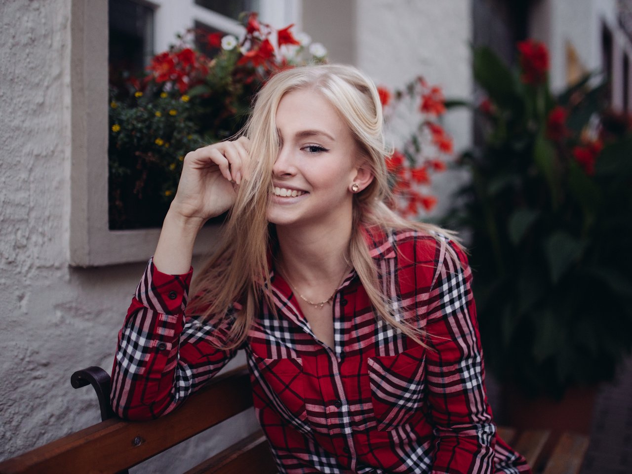 Обои девушка, блондинка, улыбка, рубашка, girl, blonde, smile, shirt разрешение 2262x1414 Загрузить