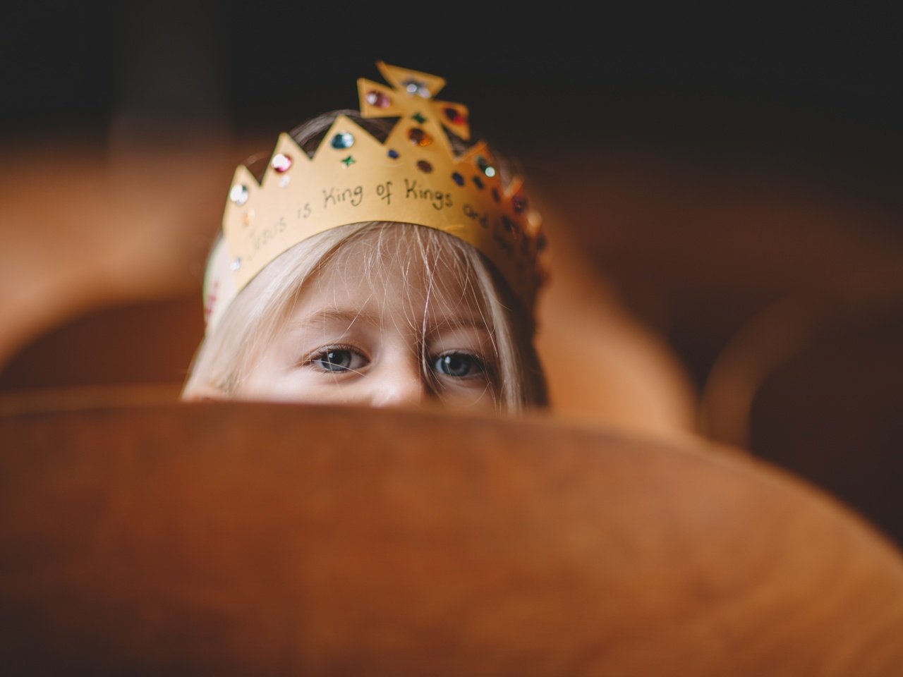 Обои глаза, взгляд, девочка, ребенок, корона, eyes, look, girl, child, crown разрешение 2880x1920 Загрузить