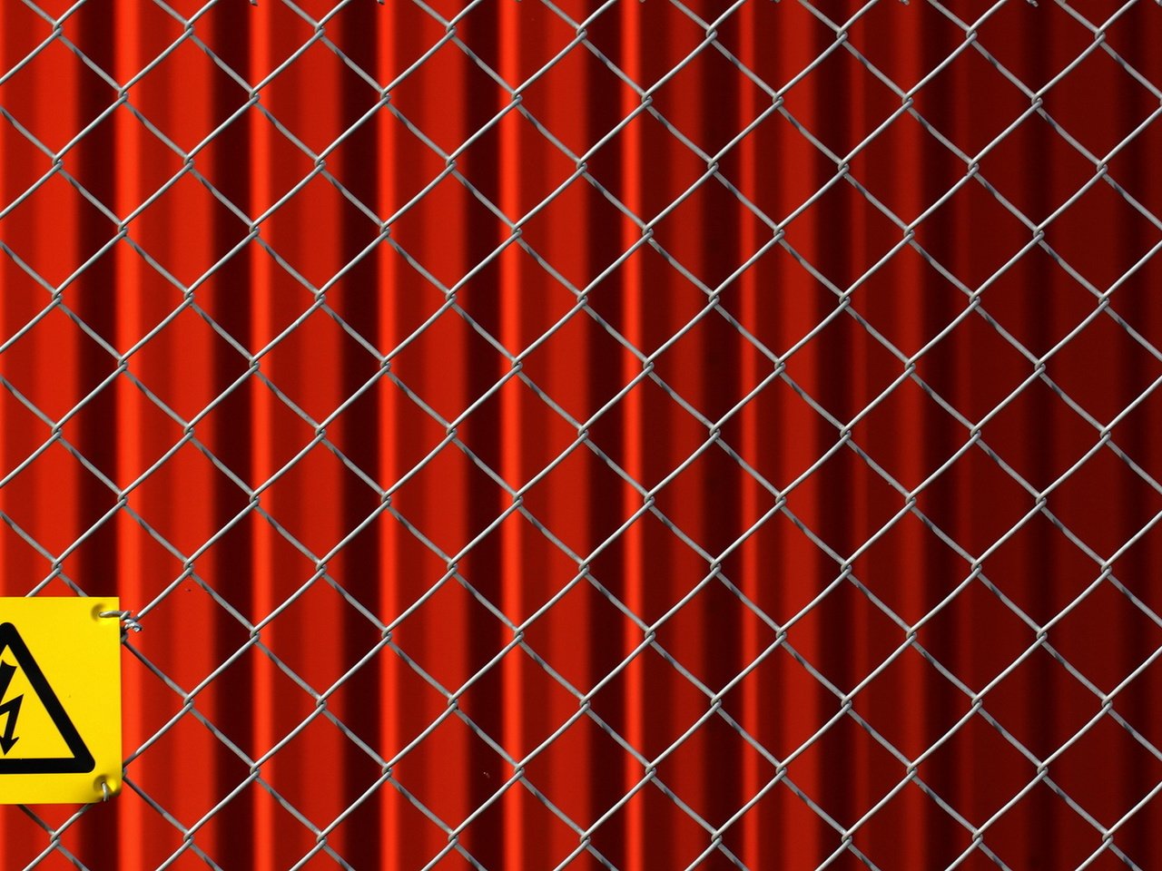 Обои фон, забор, сетка, знак, background, the fence, mesh, sign разрешение 1920x1216 Загрузить