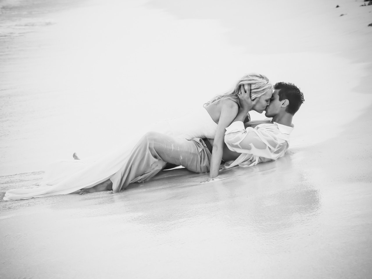 Обои девушка, пляж, парень, поцелуй, girl, beach, guy, kiss разрешение 2880x1920 Загрузить
