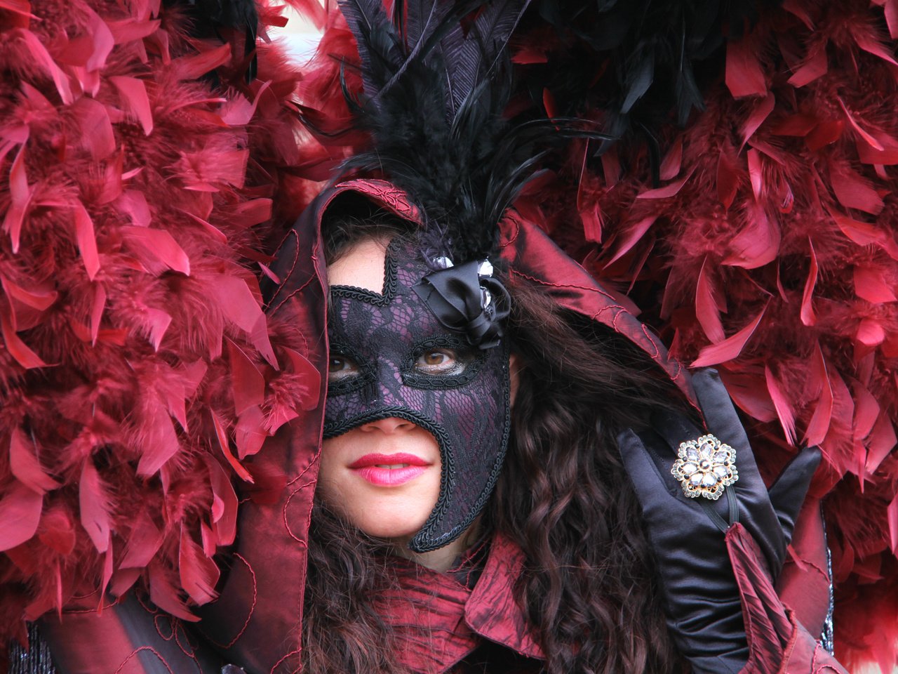 Обои девушка, маска, венеция, перья, костюм, карнавал, girl, mask, venice, feathers, costume, carnival разрешение 2400x1600 Загрузить