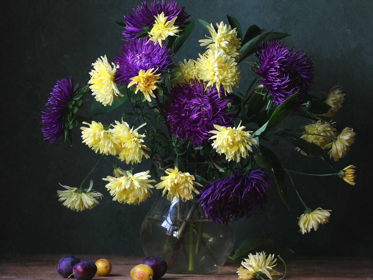 Обои букет, сливы, астры, bouquet, plum, asters разрешение 2100x1662 Загрузить