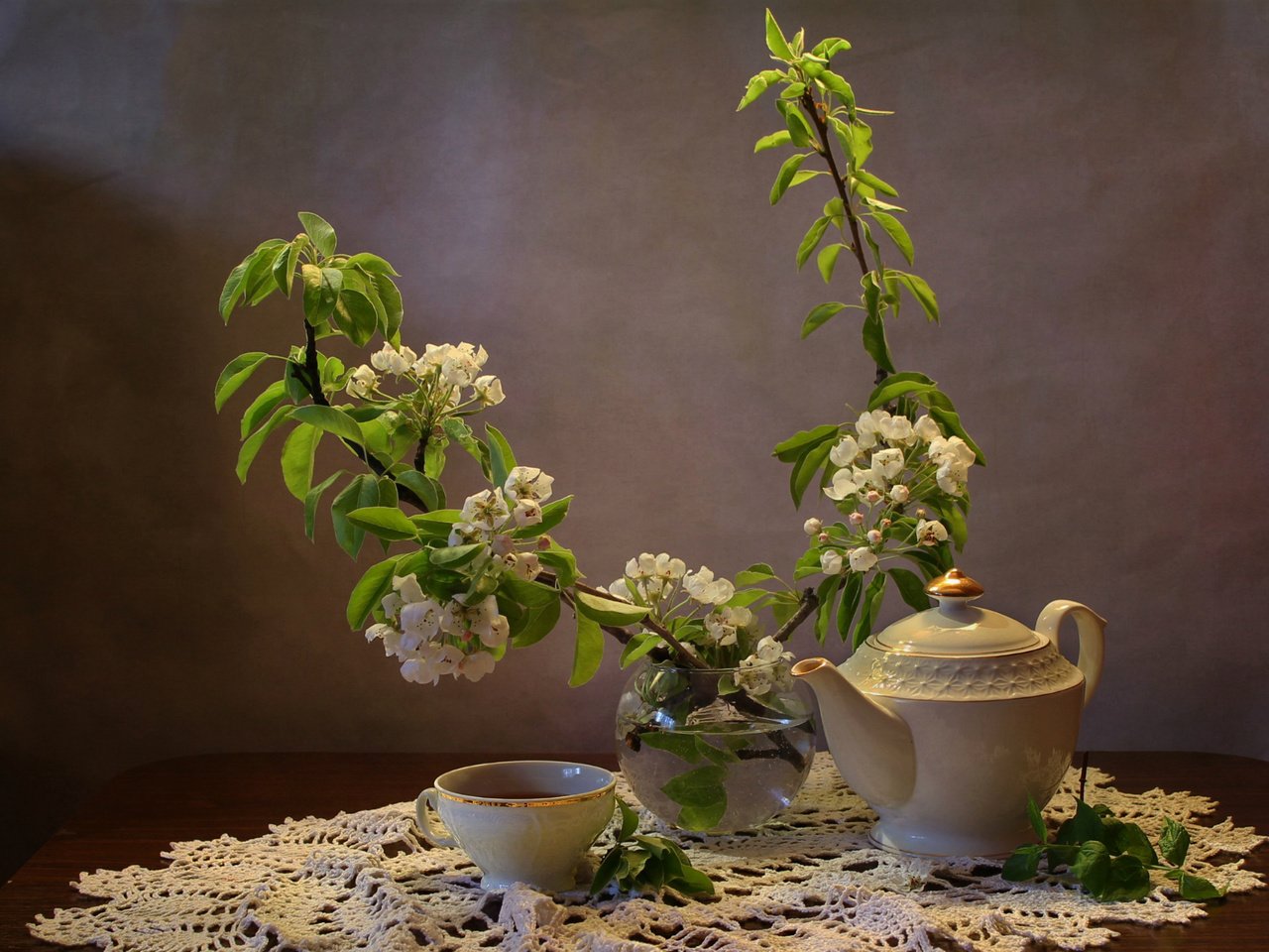 Обои цветение, ветки, чашка, чай, чайник, натюрморт, груша, flowering, branches, cup, tea, kettle, still life, pear разрешение 1920x1353 Загрузить