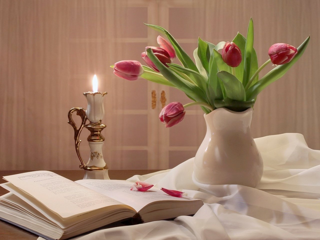 Обои настроение, романтика, букет, тюльпаны, свеча, книга, mood, romance, bouquet, tulips, candle, book разрешение 1920x1202 Загрузить