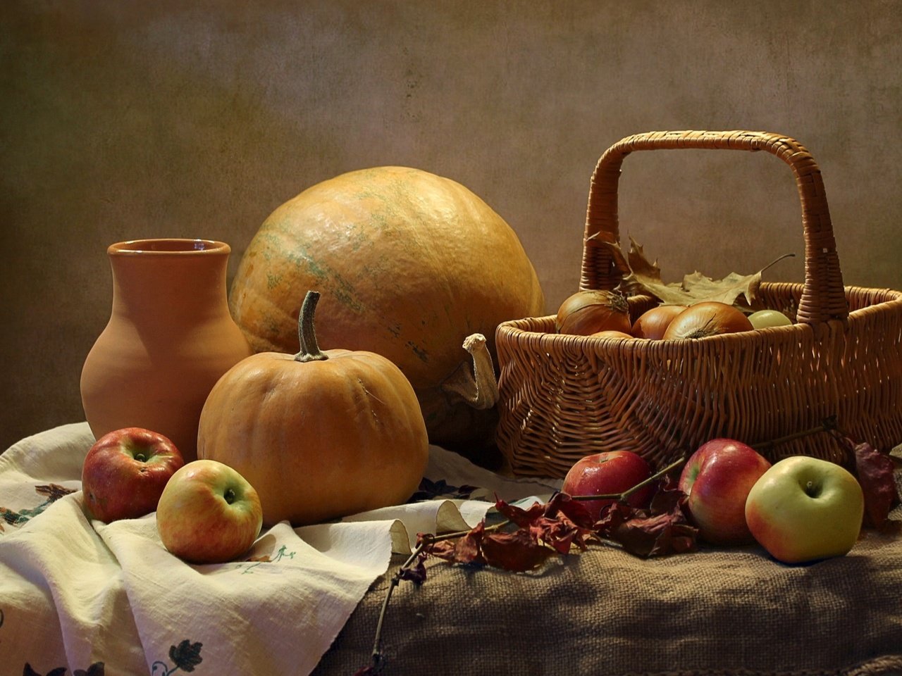Обои яблоки, лук, корзина, тыква, натюрморт, apples, bow, basket, pumpkin, still life разрешение 1920x1254 Загрузить
