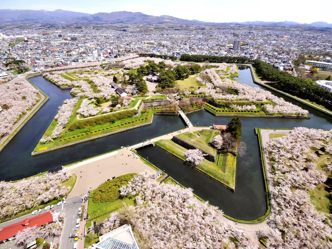 Обои дизайн, парк, панорама, вид сверху, канал, япония, hakodate, goryokaku park, хакодате, design, park, panorama, the view from the top, channel, japan разрешение 2400x1600 Загрузить