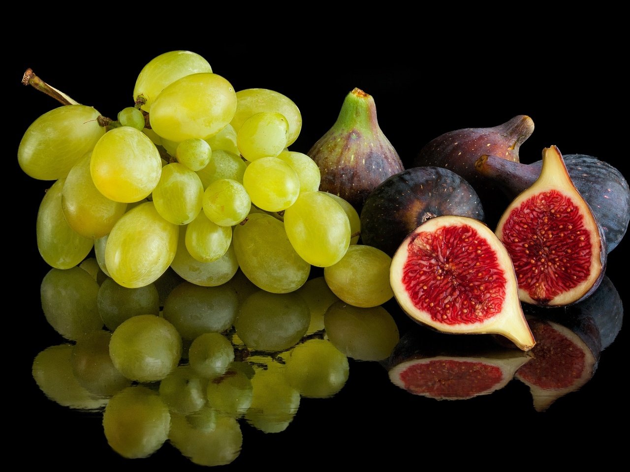 Обои отражение, виноград, фрукты, черный фон, инжир, reflection, grapes, fruit, black background, figs разрешение 2600x1640 Загрузить