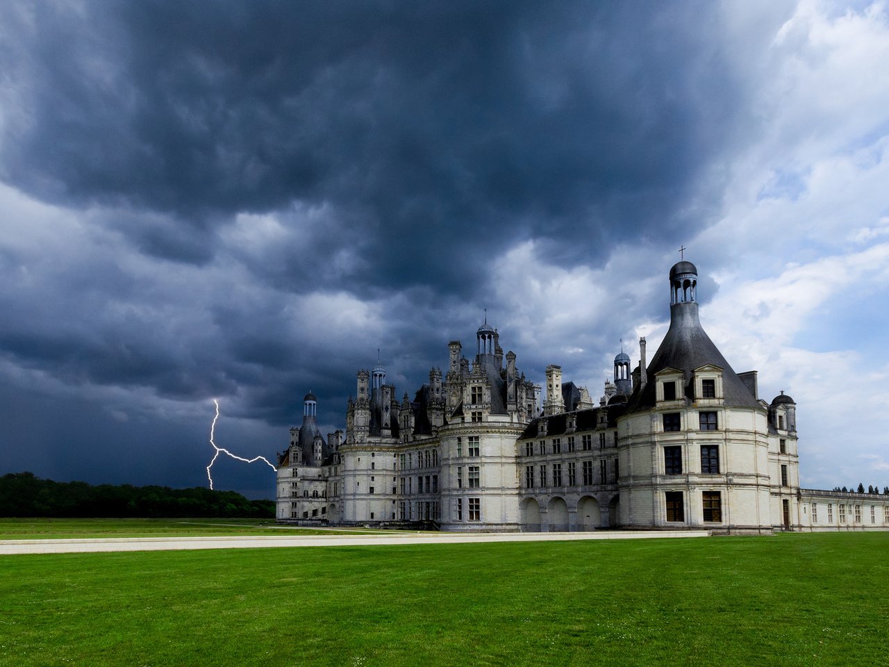 Обои небо, тучи, молния, замок, франция, гроза, франци, chateau de chambord, шато шамбор, the sky, clouds, lightning, castle, france, the storm, chateau chambord разрешение 2048x1255 Загрузить