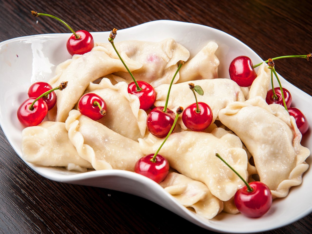 Обои ягоды, вишня, вишенка, вареники, berries, cherry, dumplings разрешение 2880x1916 Загрузить