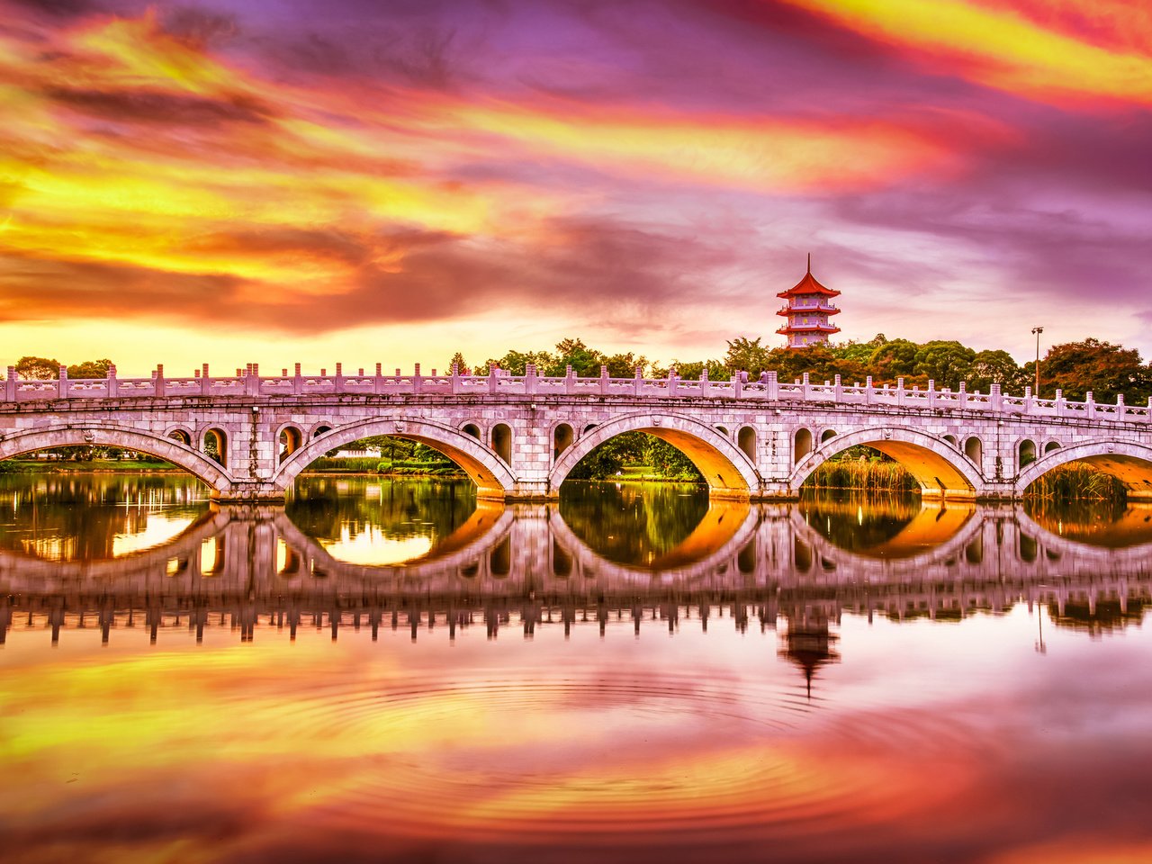 Обои закат, отражение, мост, водоем, сингапур, китайский сад, sunset, reflection, bridge, pond, singapore, chinese garden разрешение 2048x1366 Загрузить