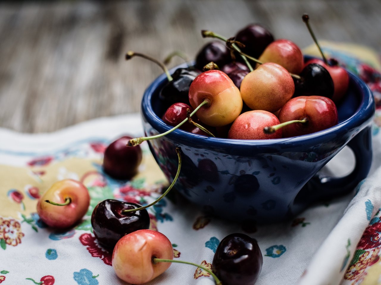 Обои черешня, ягоды, вишня, чашка, cherry, berries, cup разрешение 2048x1485 Загрузить