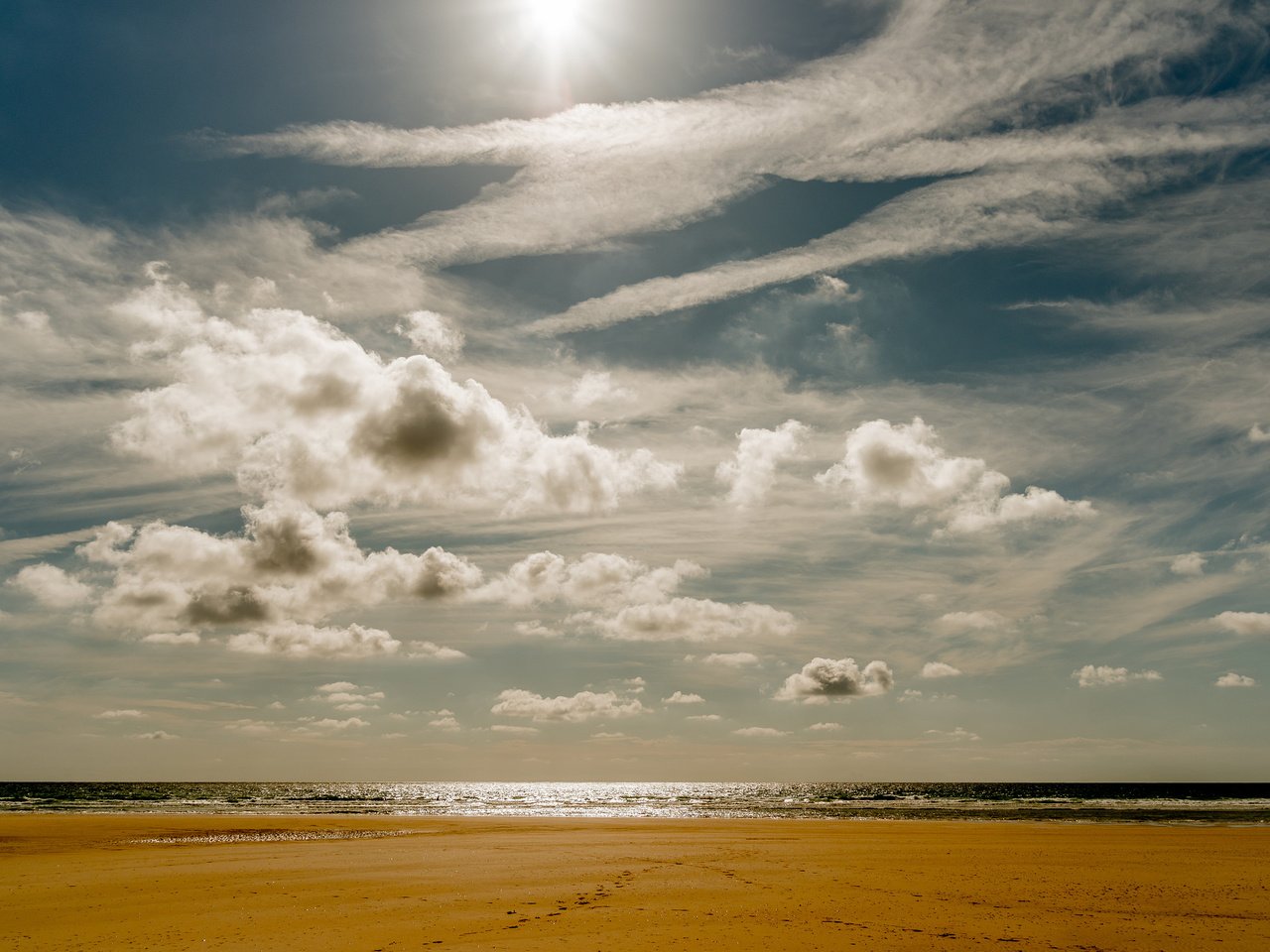 Обои небо, облака, солнце, море, пляж, горизонт, the sky, clouds, the sun, sea, beach, horizon разрешение 2048x1367 Загрузить