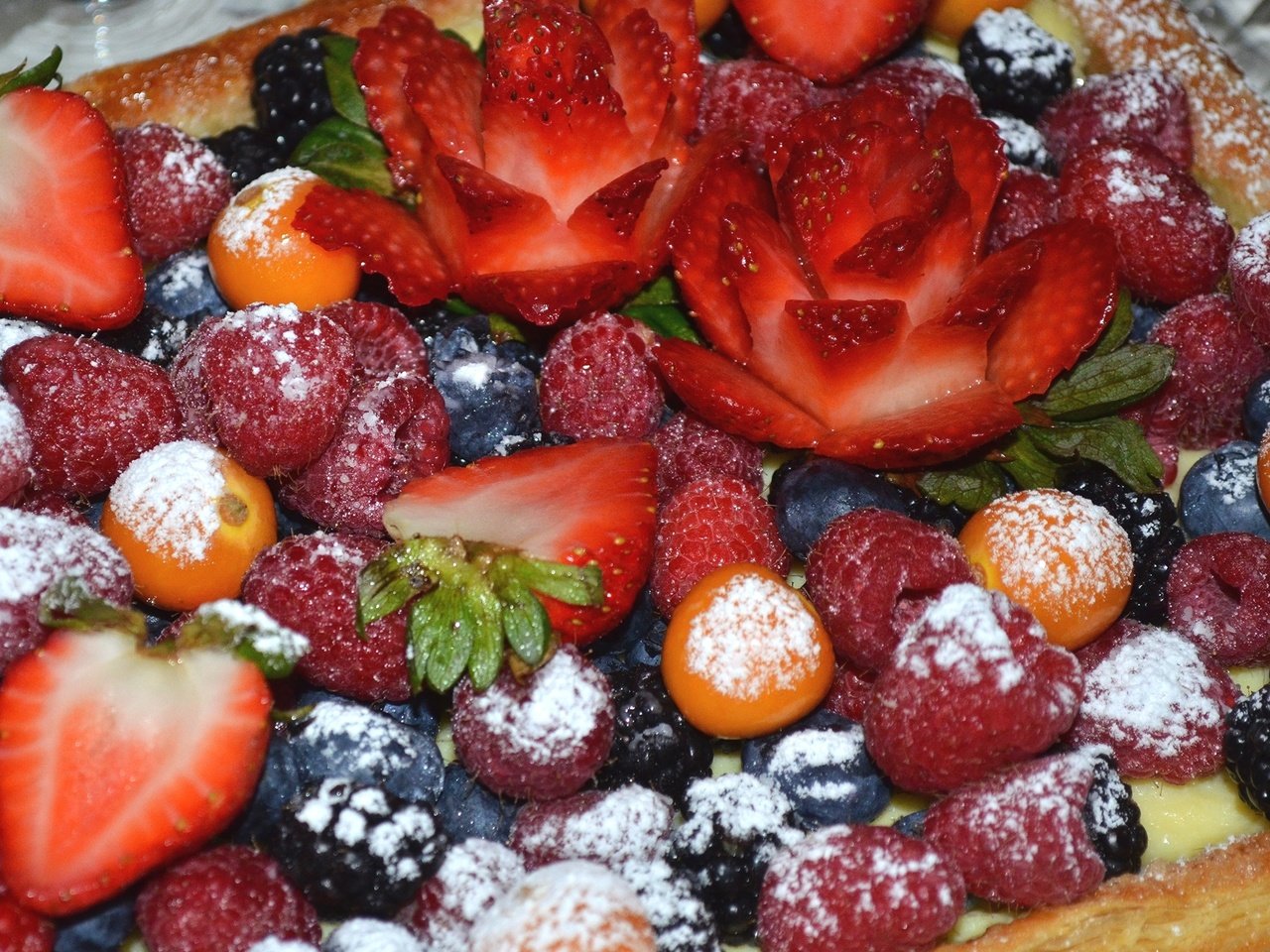 Обои малина, клубника, ягоды, пирог, ежевика, голубика, raspberry, strawberry, berries, pie, blackberry, blueberries разрешение 2100x1376 Загрузить